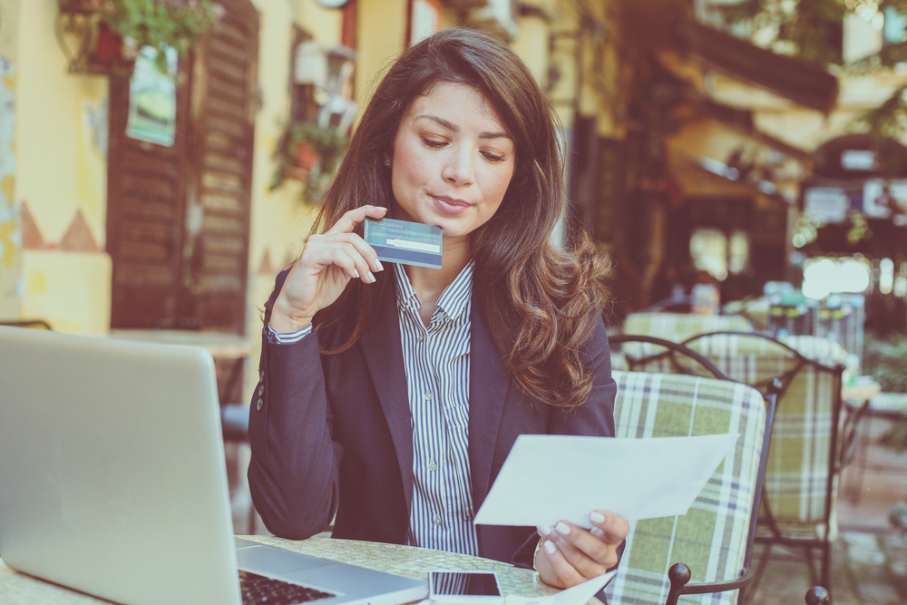 クレジットカードの明細を見る女性