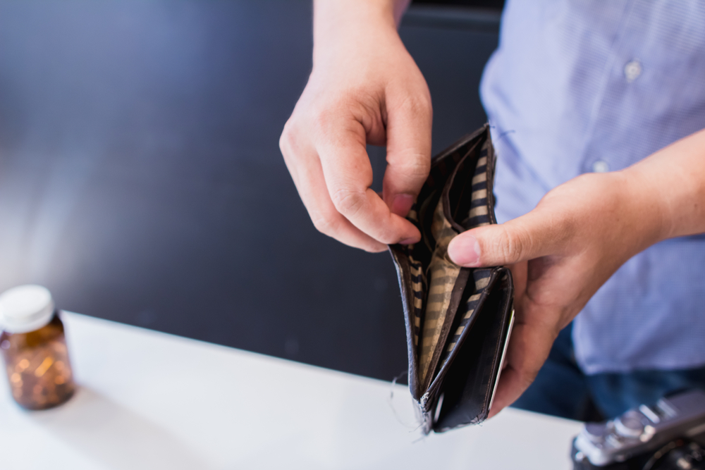 財布を手に取る男性