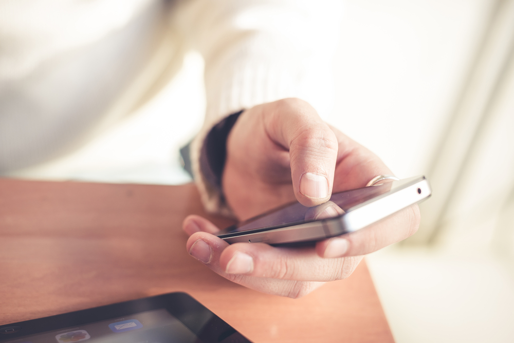 スマホを手に持つ男性